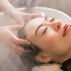 心斎橋のヘッドスパで頭皮マッサージをうけている女性